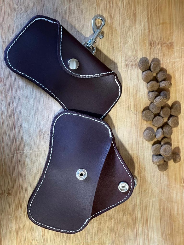 Venta de producto para perros, porta chucherías de cuero artesanal. Imagen de Repiki shop