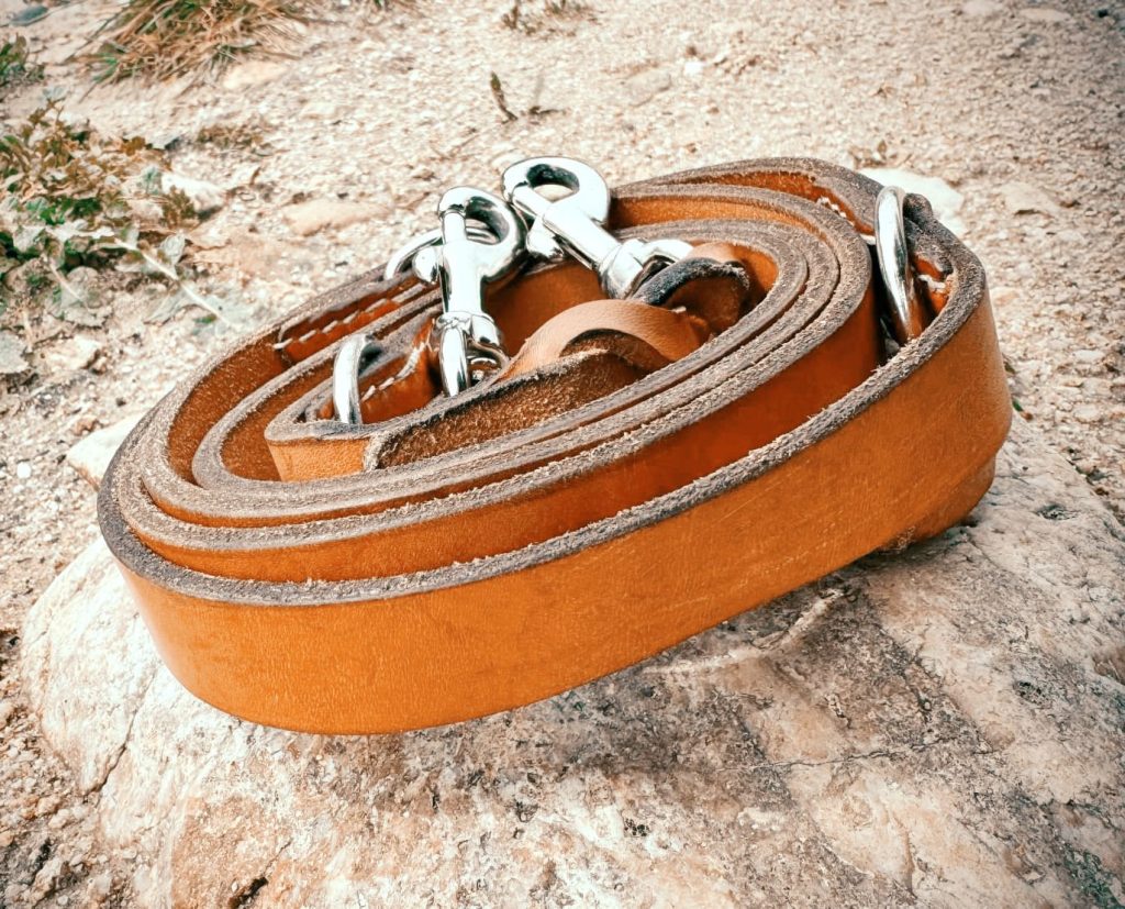 Venta de productos para perros. Correa de cuero artesanal triple posición. Imagen de Repiki shop