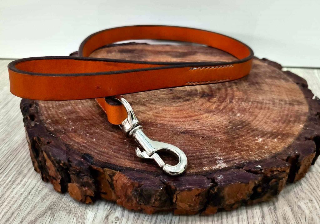 Venta de productos para perros. Correa de cuero artesanal color avellana. Imagen de Repiki shop