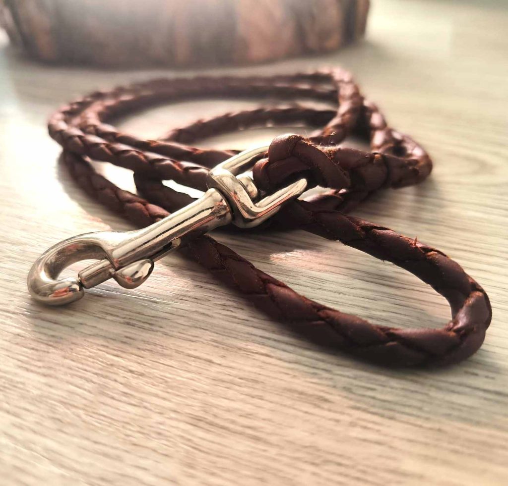 Venta de productos para perros. Correas de cuero artesanal trenzadas color marrón. Imagen de Repiki shop
